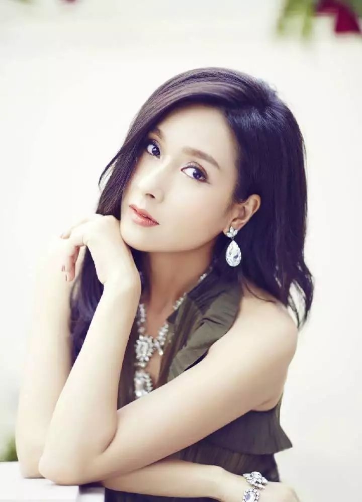 50岁女人脸大圆适合什么发型,脸大脖子短中年女士适合什么发型