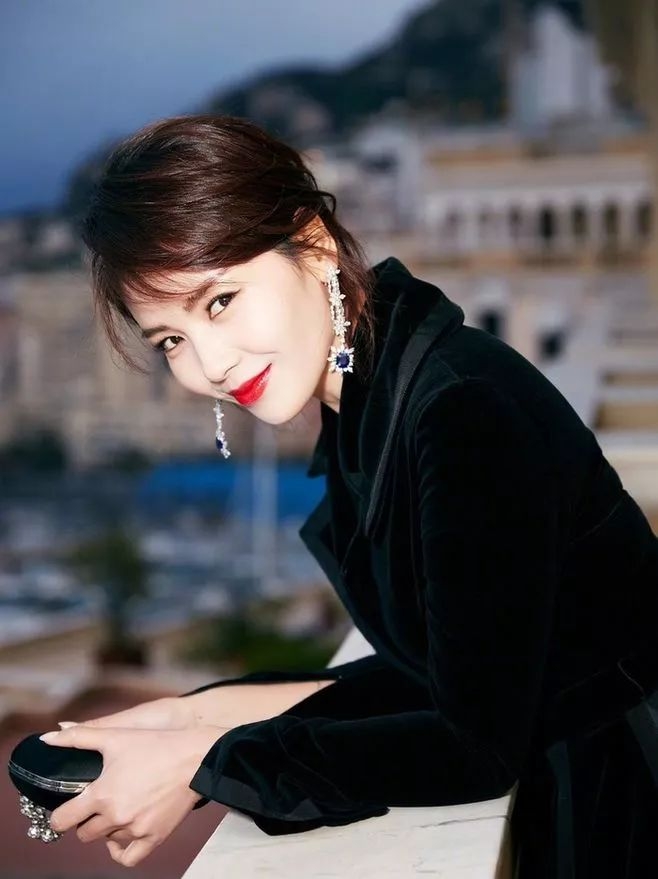 50岁女人脸大圆适合什么发型,脸大脖子短中年女士适合什么发型