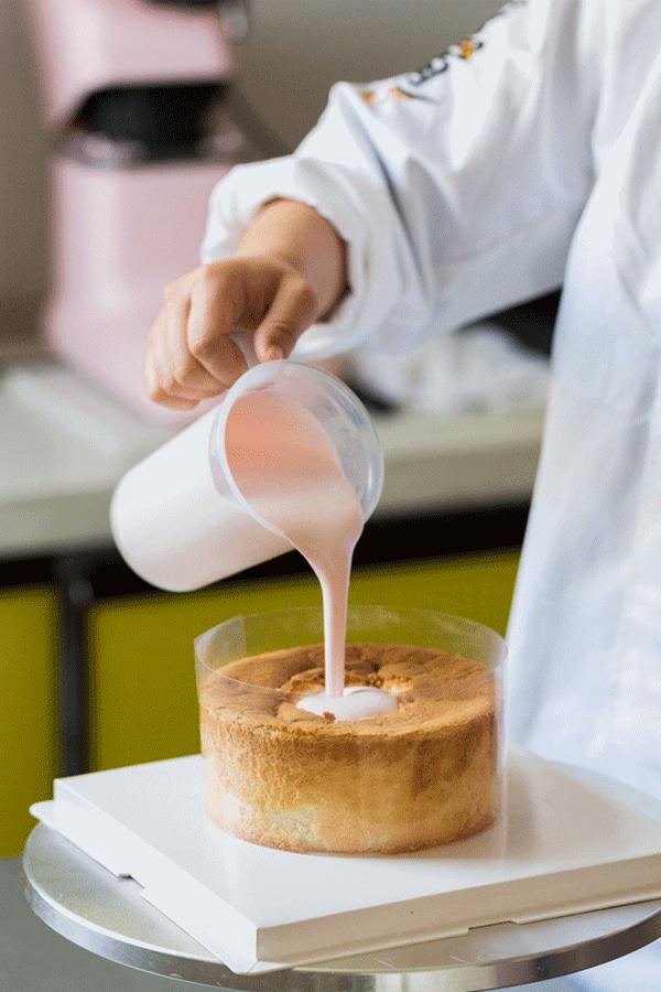 等了三个小时的爆浆奶盖蛋糕,草莓奶盖爆浆蛋糕哪家好吃