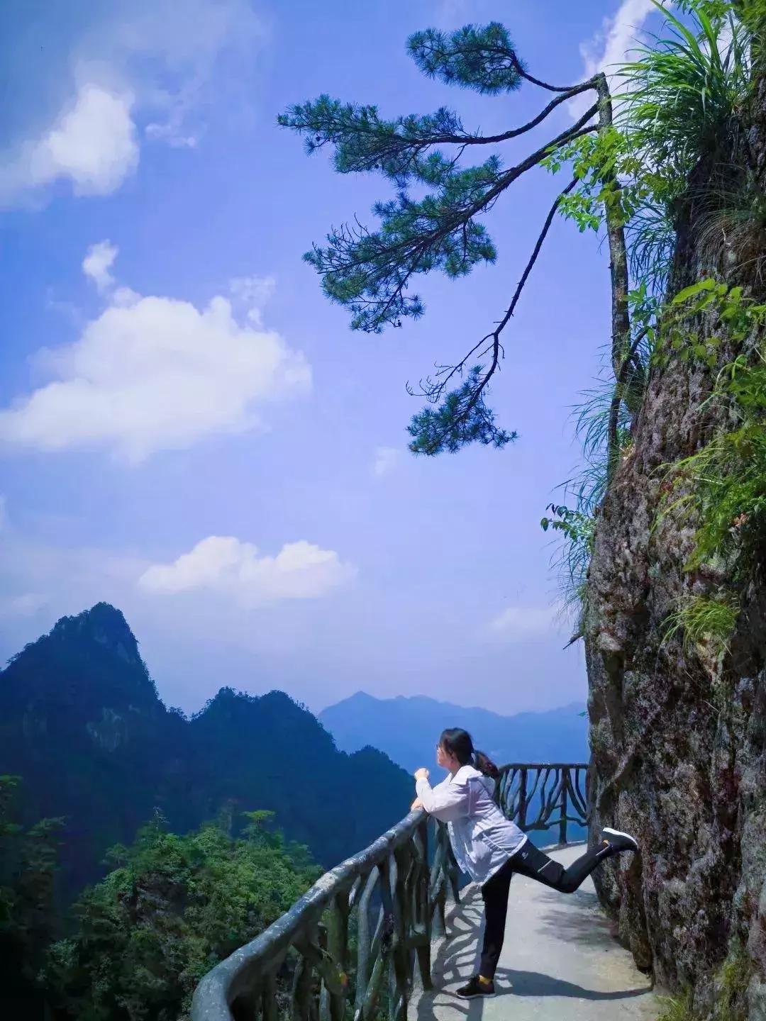 悬崖滑梯风景区,悬崖峭壁雪滑梯