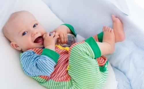 新生宝宝长马牙怎么回事,宝宝长马牙正不正常