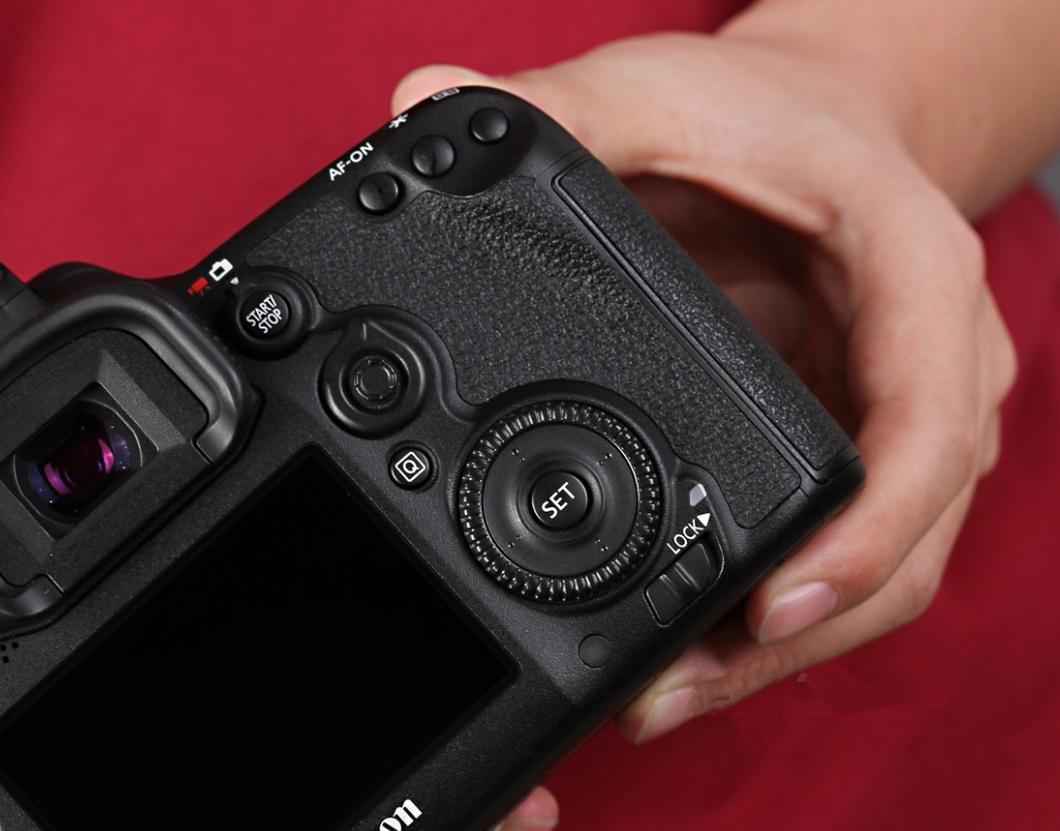 性价比最高的残画幅！机身仅8499元，连拍堪比专业全画幅