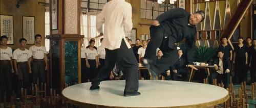 洪金宝对比李连杰谁地位高,洪金宝和李连杰哪个地位高