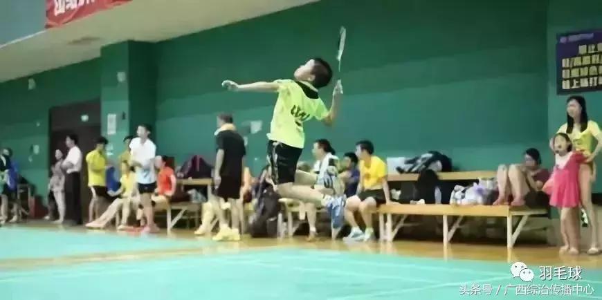 打羽毛球被动球打不到后场怎么办,羽毛球正手后场被动处理