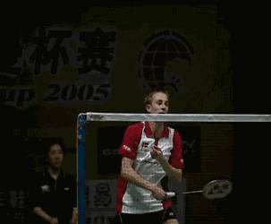 打羽毛球被动球打不到后场怎么办,羽毛球正手后场被动处理