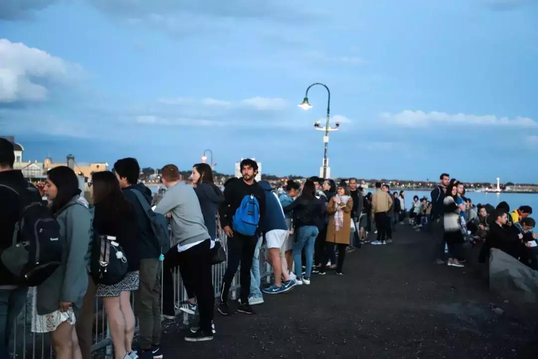 用这台3.0T的大宝马，来感受这座到处充斥着慢节奏的年轻城市