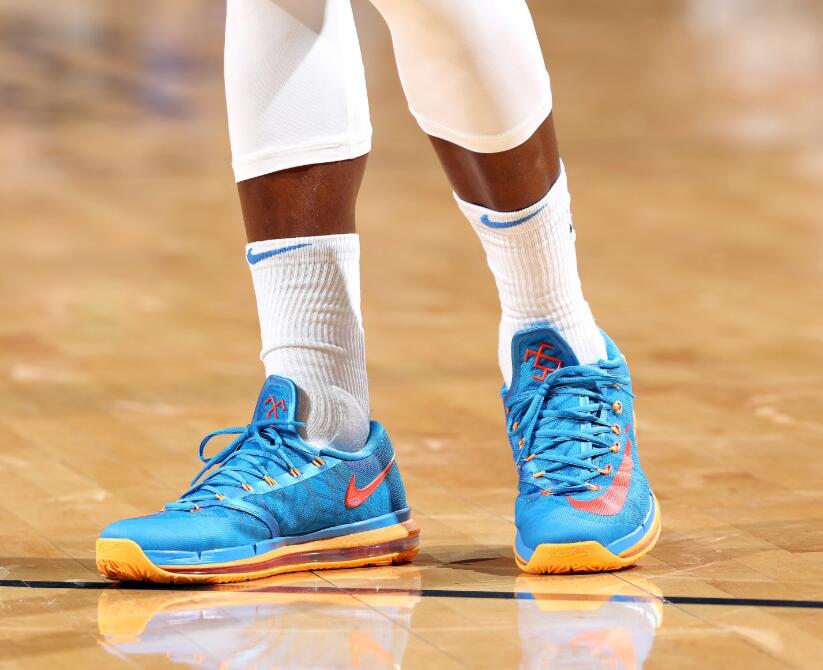 今日球场战靴鉴赏：杜兰特穿鸳鸯配色KD11