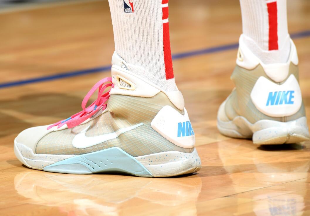 今日球场战靴鉴赏：杜兰特穿鸳鸯配色KD11