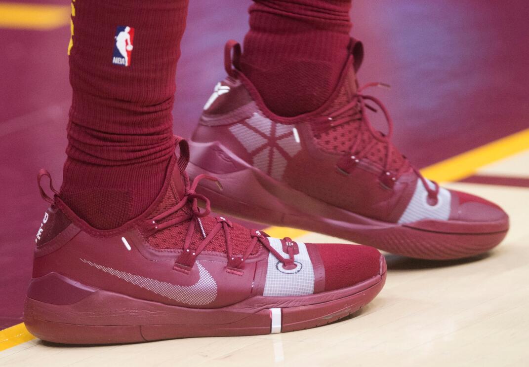 今日球场战靴鉴赏：杜兰特穿鸳鸯配色KD11