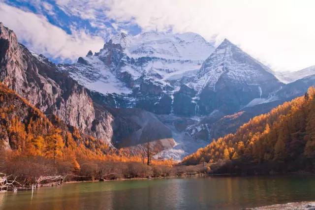 稻城亚丁旅游攻略 (西藏稻城亚丁美景)