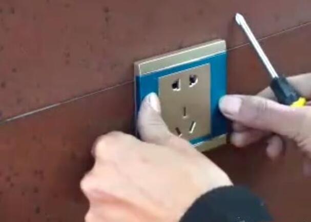 墙上插座松动不好用,墙上插座插头松