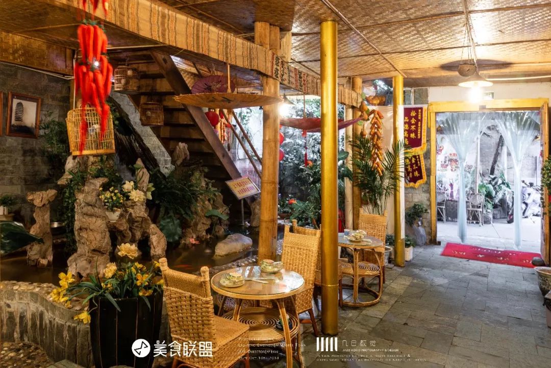 昆明闹市这家12年老店，独创傣式火锅一年只卖89天，大闸蟹涮着吃