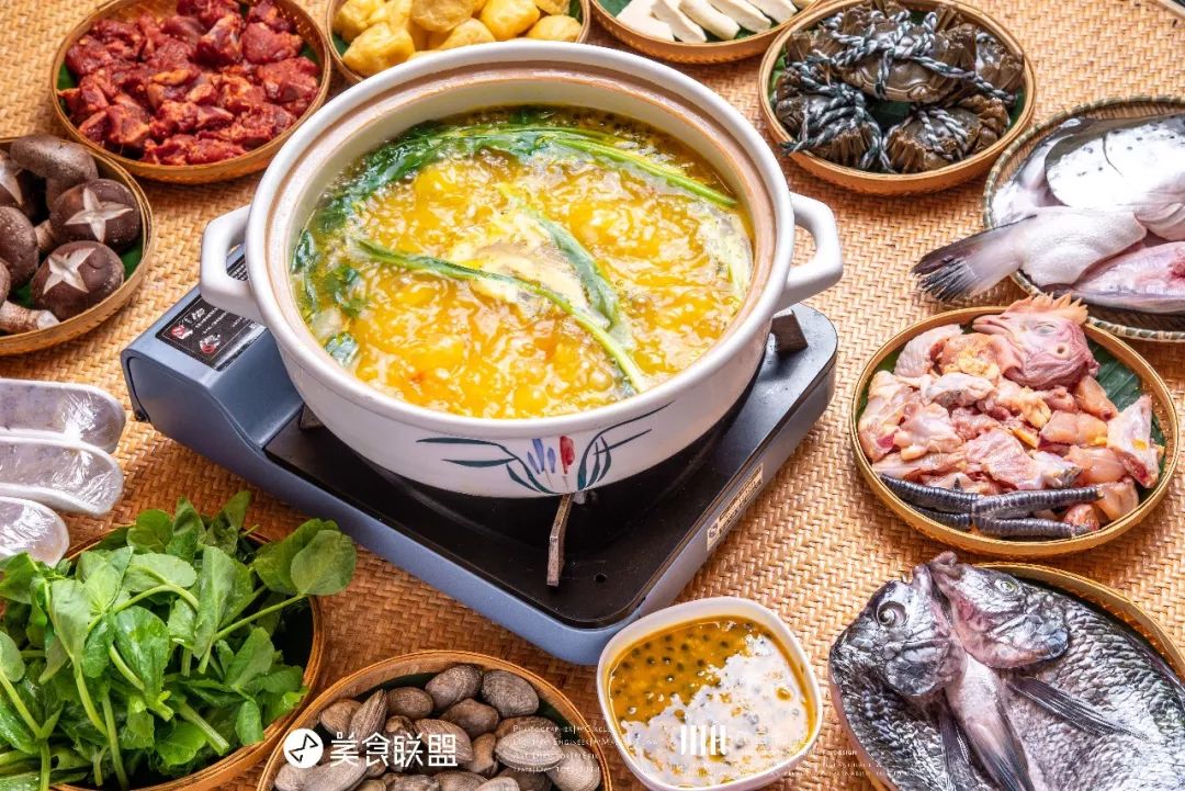 昆明闹市这家12年老店，独创傣式火锅一年只卖89天，大闸蟹涮着吃