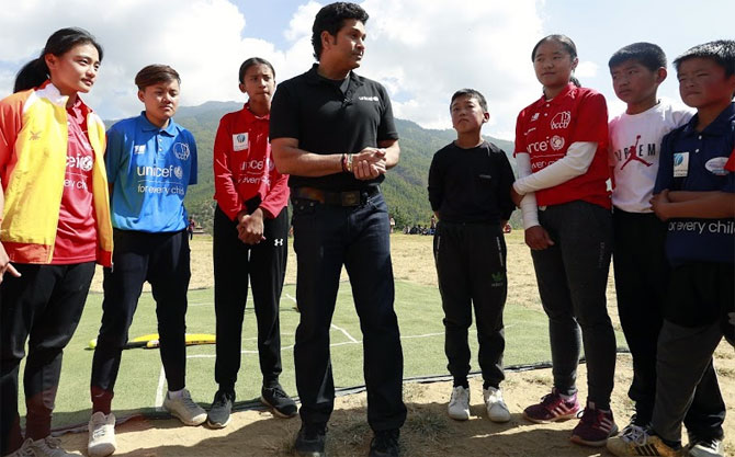 板球巨星萨辛关爱不丹贫困儿童，莎拉波娃曾因他而遭印度网友怒怼