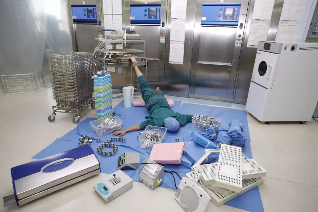 看了这么多炫富摔，这些护士才是最劲爆的~