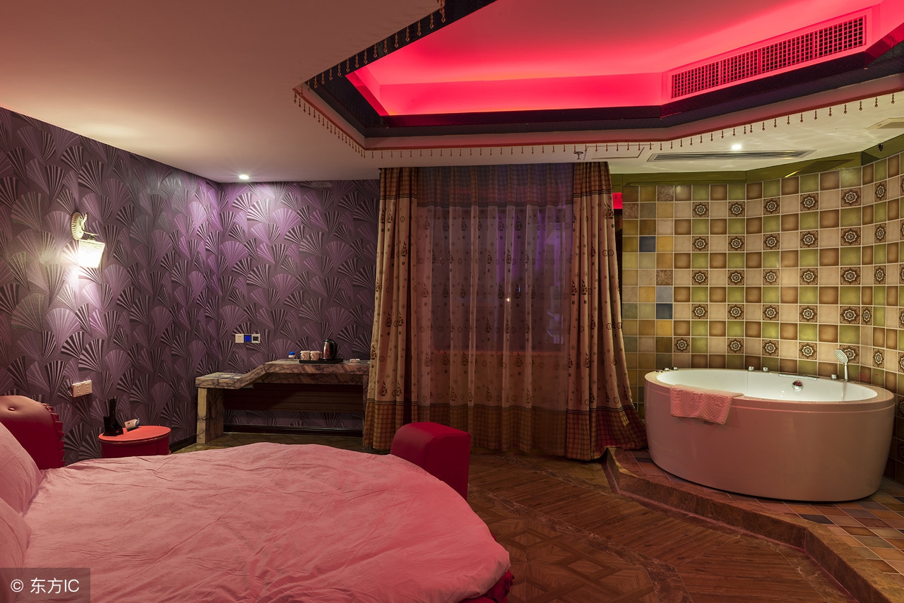 床尾的木凳为什么叫春凳,酒店的床尾有个长条凳是何用