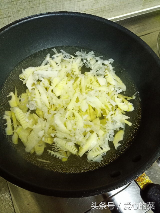 新鲜竹笋炒肉片笋的正确焯水方法,竹笋的家常做法要不要焯水