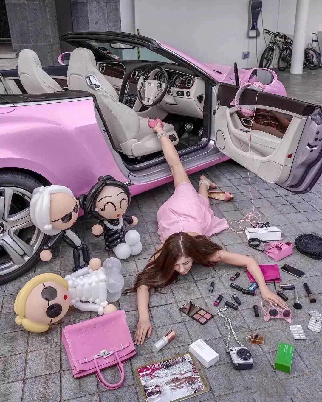 富婆炫耀自己的名牌包包,富婆炫富包包