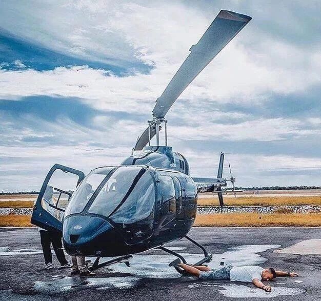 富婆炫耀自己的名牌包包,富婆炫富包包