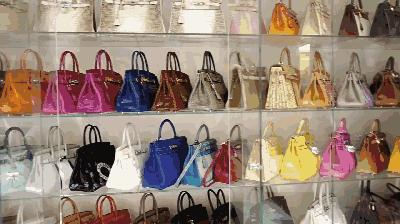 富婆炫耀自己的名牌包包,富婆炫富包包