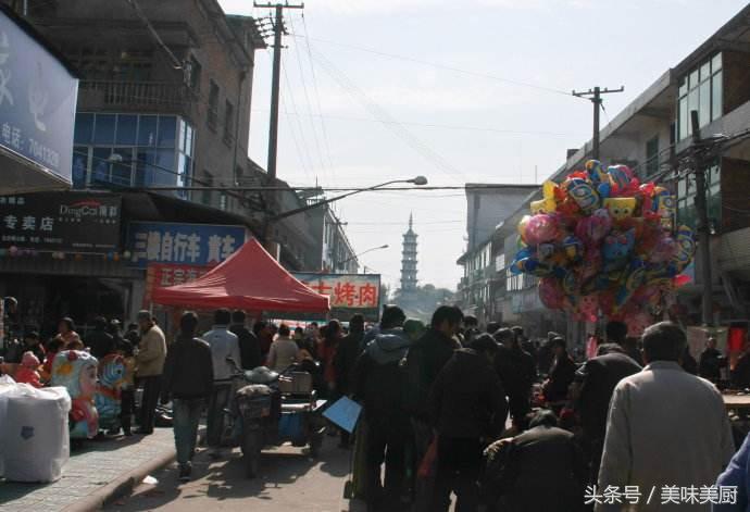 小伙自己创业摆摊卖小吃,农村小伙毅然开家庭作坊卖小吃