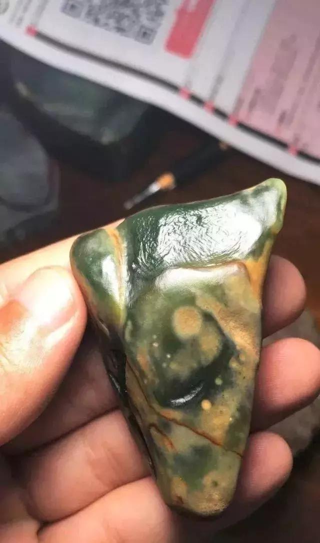 什么样的原石翡翠出高冰,真正的翡翠原石能出现哪些特征呢