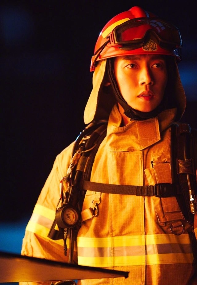 人暖还特心善，朴海镇无偿为消防员日历代言，日历收益将全额捐献