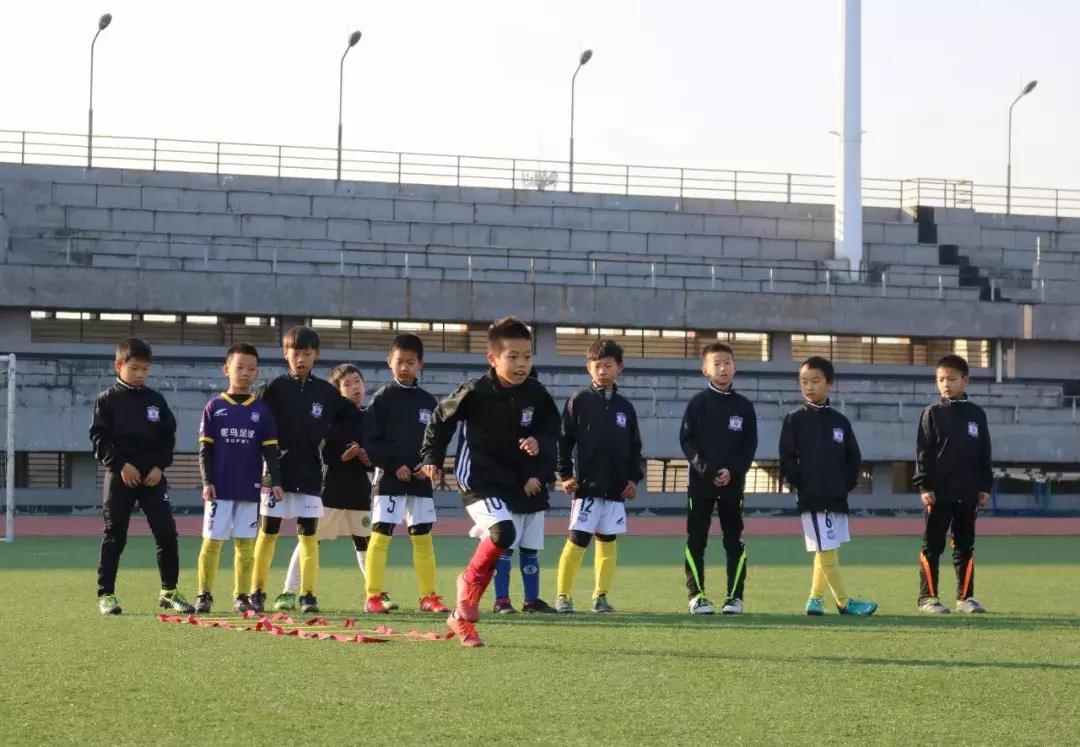 冬季踢球如何穿搭,秋冬踢球怎么穿衣服