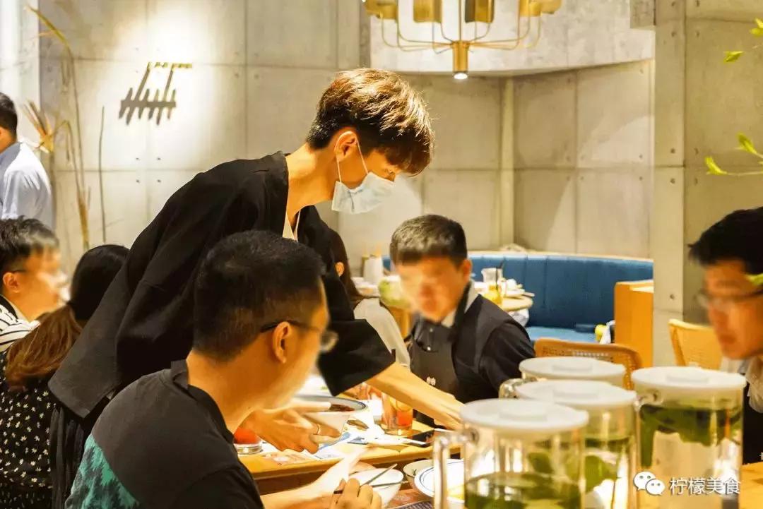 开在湖边的男团串串,我连店名都不会读