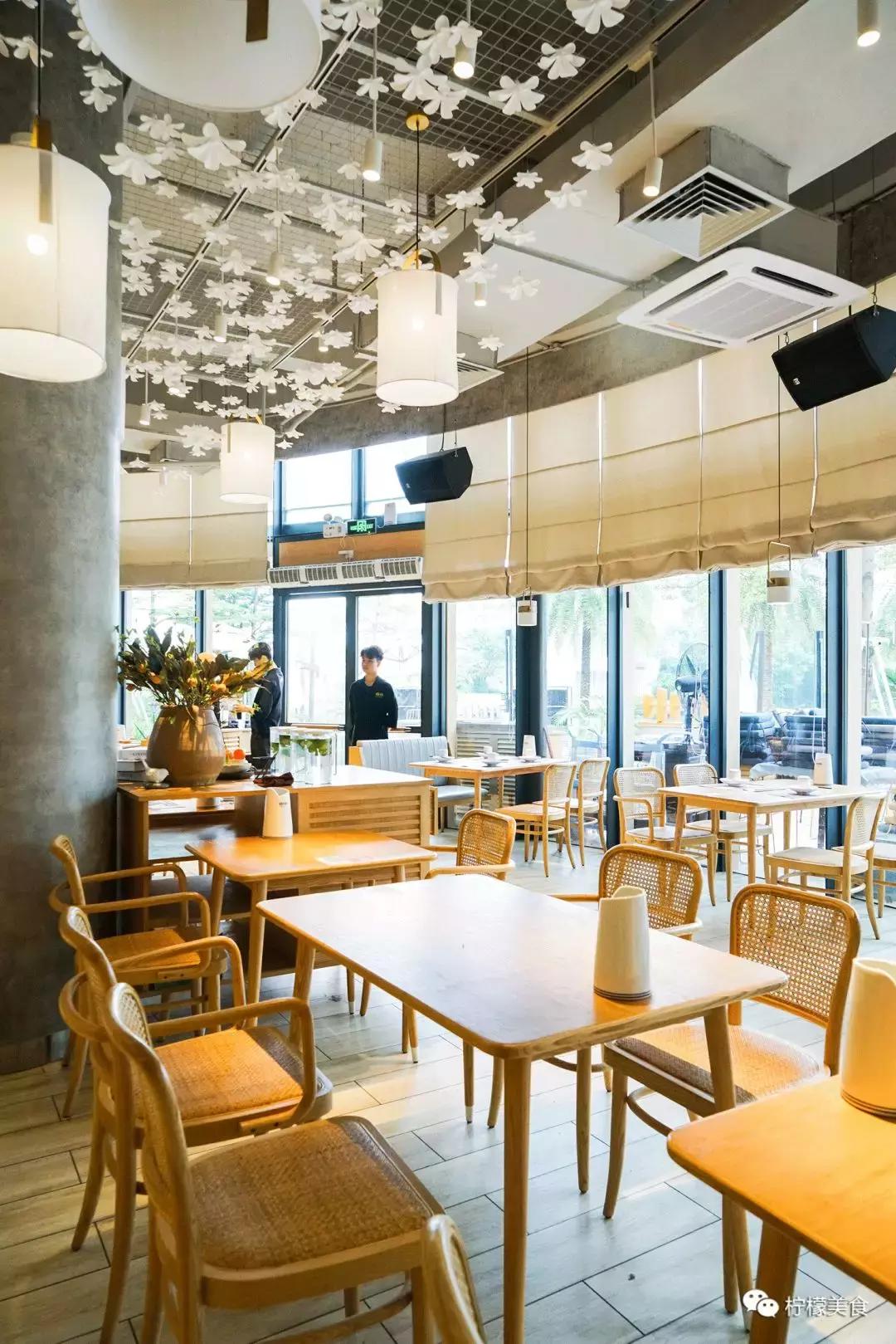 开在湖边的男团串串,我连店名都不会读