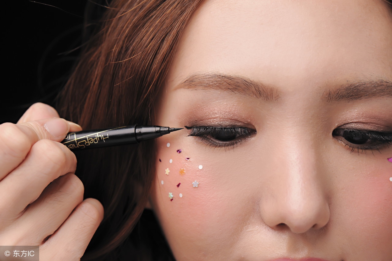 化妆教程眼线怎么画,化妆眼线的正确方法