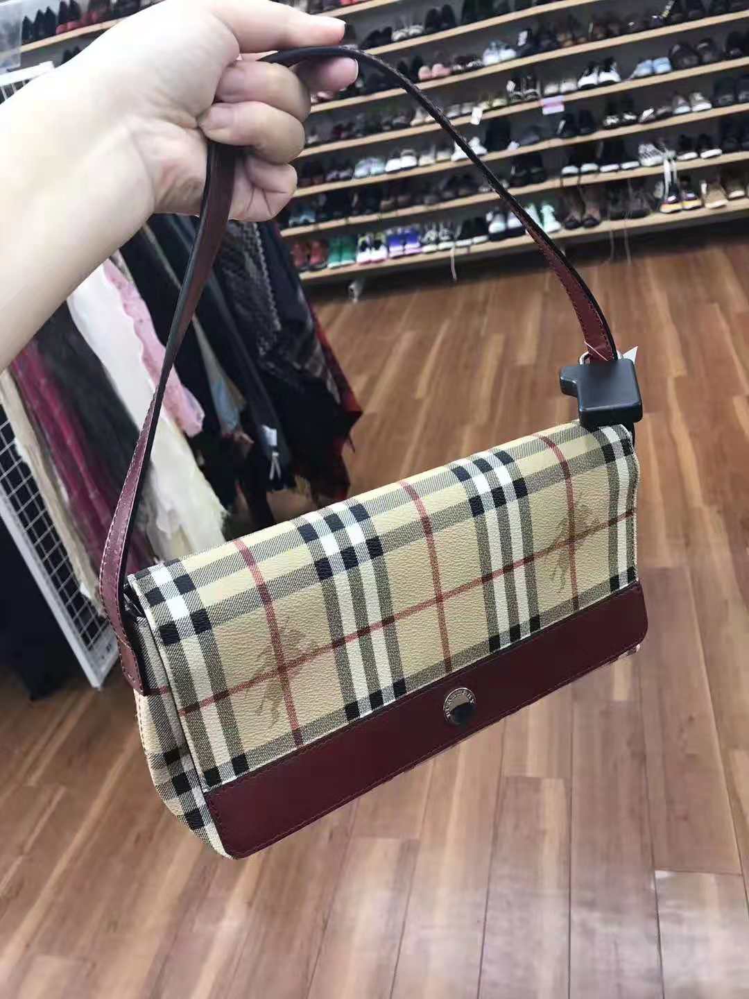 原来冲绳的二手中古店这么好逛，几百块巴宝莉，LV旅行包才4千！