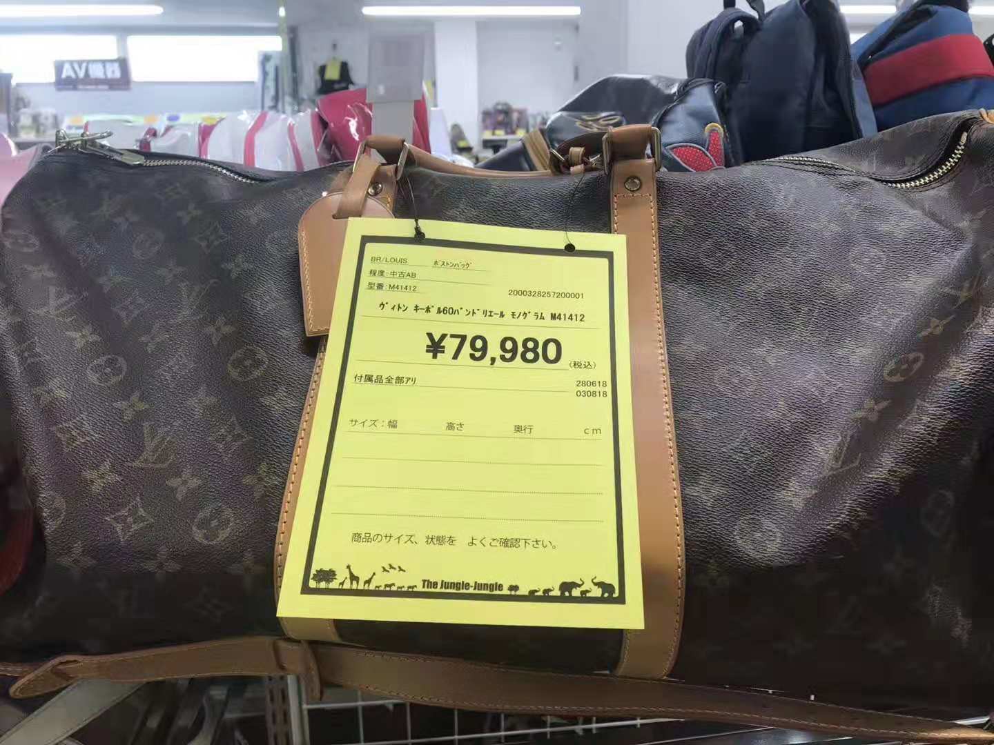 原来冲绳的二手中古店这么好逛，几百块巴宝莉，LV旅行包才4千！
