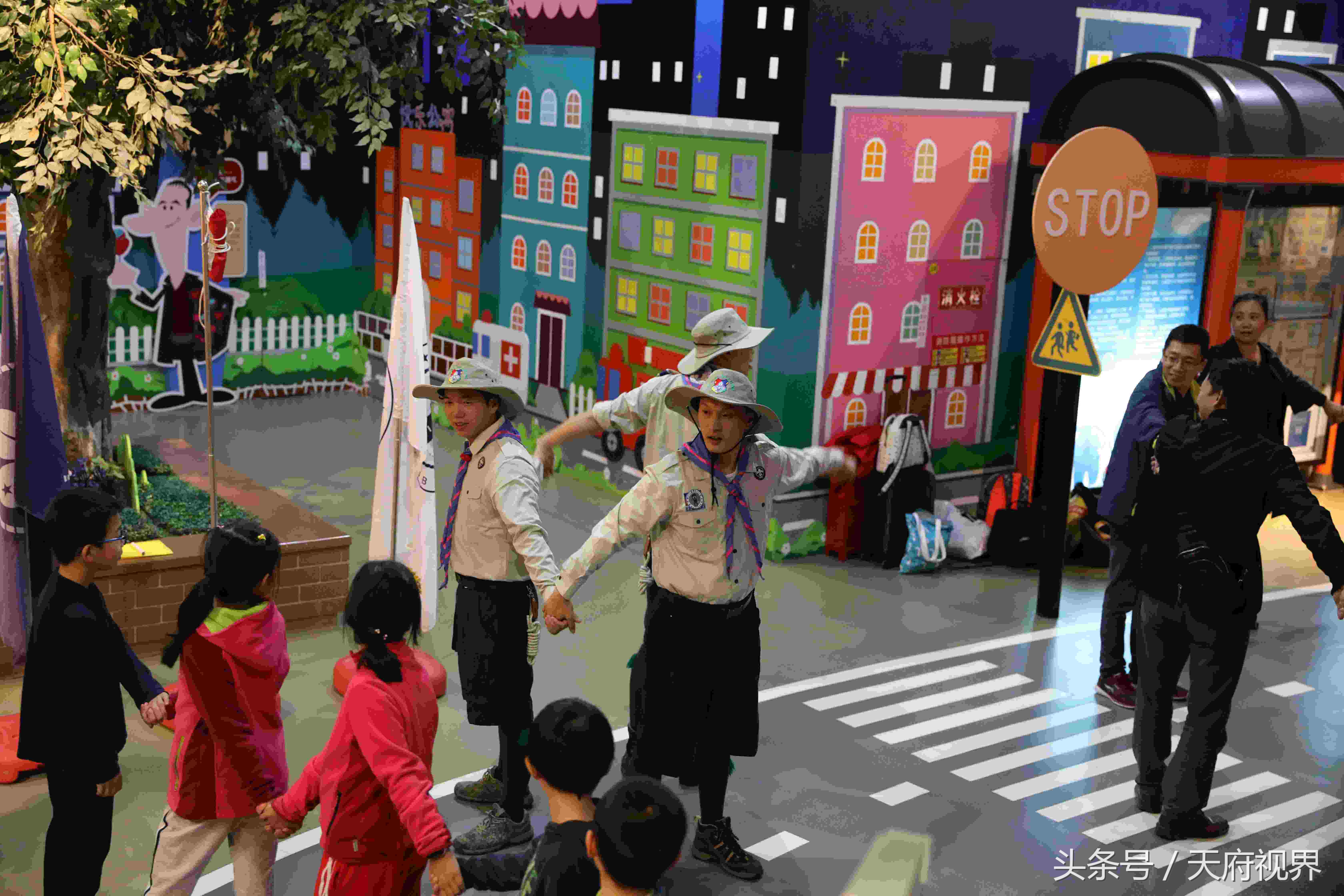 四川举办“减灾馆之夜”亲子体验活动