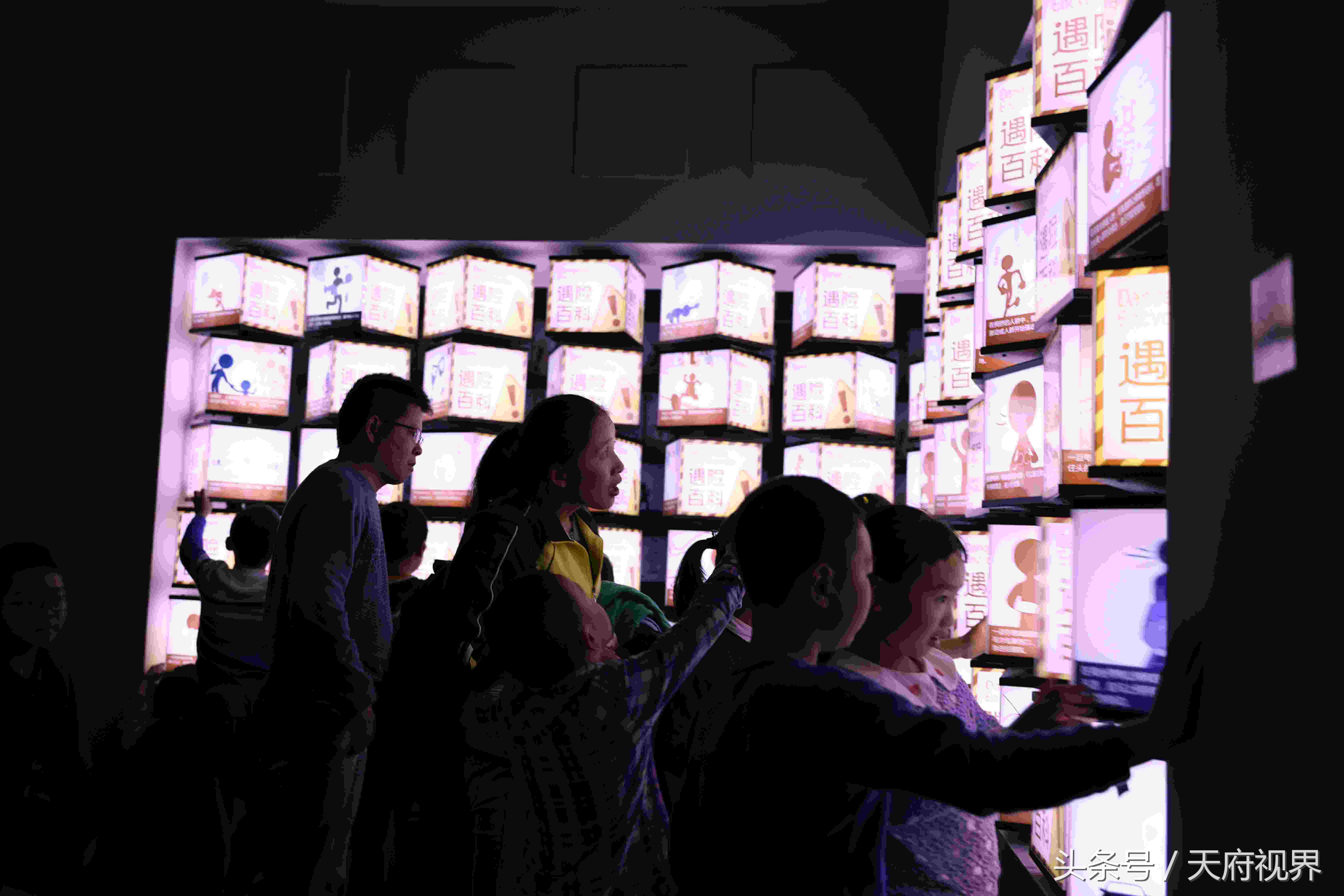 四川举办“减灾馆之夜”亲子体验活动