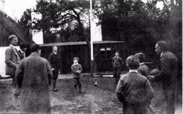 玻尔年轻时,玻尔年轻时的样子