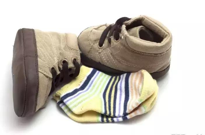 刚学会走路的宝宝如何挑选鞋子,宝宝刚学走路鞋子怎么选