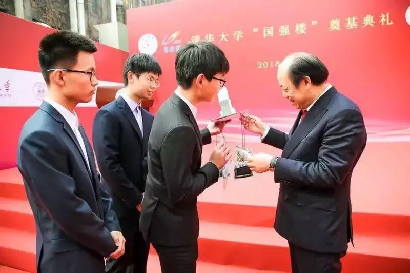 杨国强和他的“孩子们”的故事