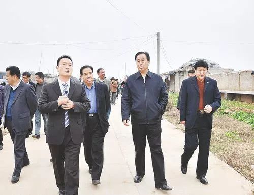 科级女干部2.3亿存款53套房产的背后：与副市长存不正当关系