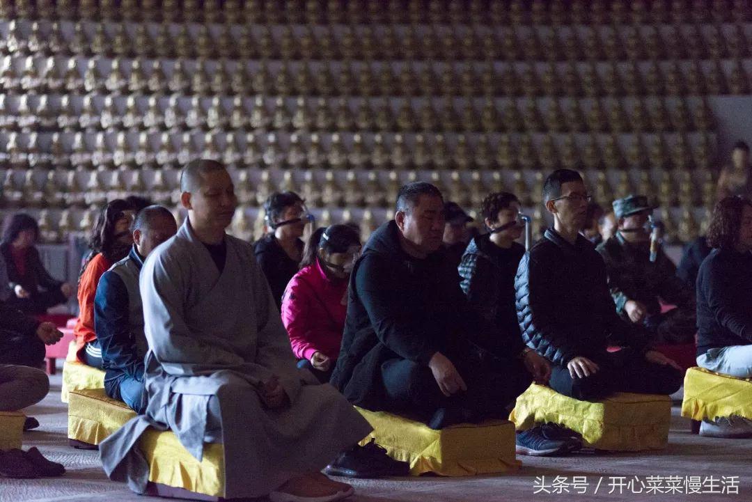 这个寺庙有点怪，只有一个和尚和百名肿瘤病人