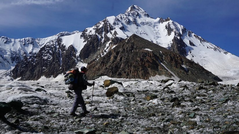 徒步到博格达峰,博格达环线雪域