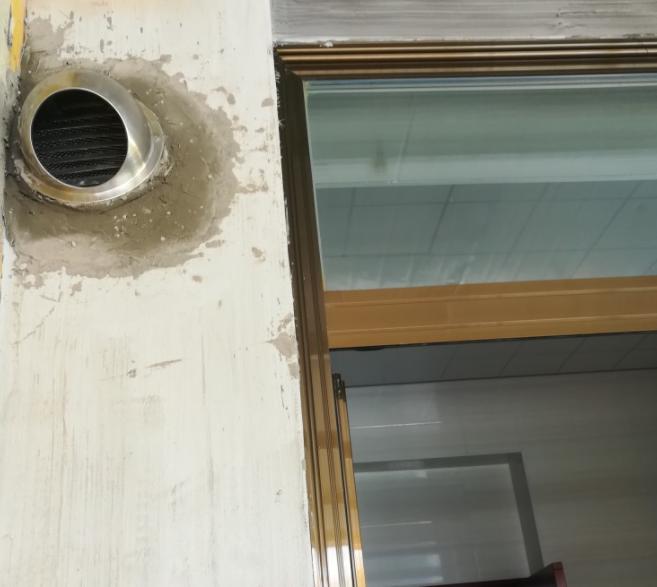 厨房墙上有洞口开孔,厨房承重墙打烟道孔