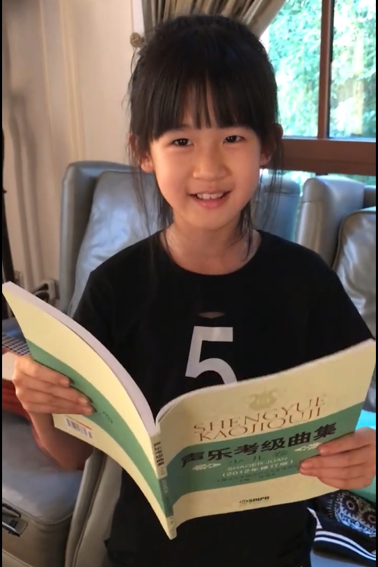 贝儿弹吉他,12岁贝儿弹吉他有模有样