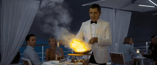 他用法棍暴打面包店服务生，全世界竟然都在笑！