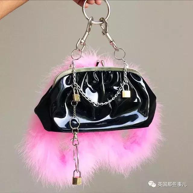 国外最近爆火的鞋子,国外很火的高跟鞋