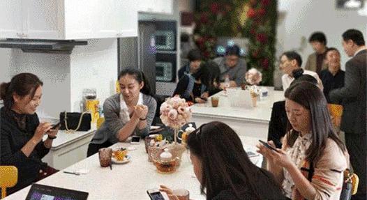 礼仪｜秋雨沥沥，如何优雅得体地撑伞？