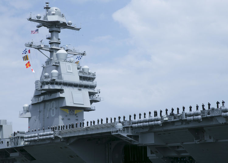 最大航母容纳多少人,全球最大航母排水量