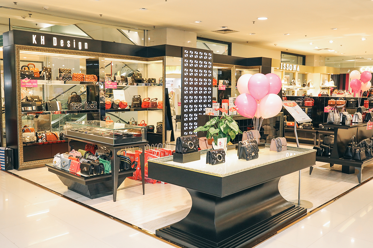 重庆网红打卡解放碑,打卡网红地洪崖洞解放碑