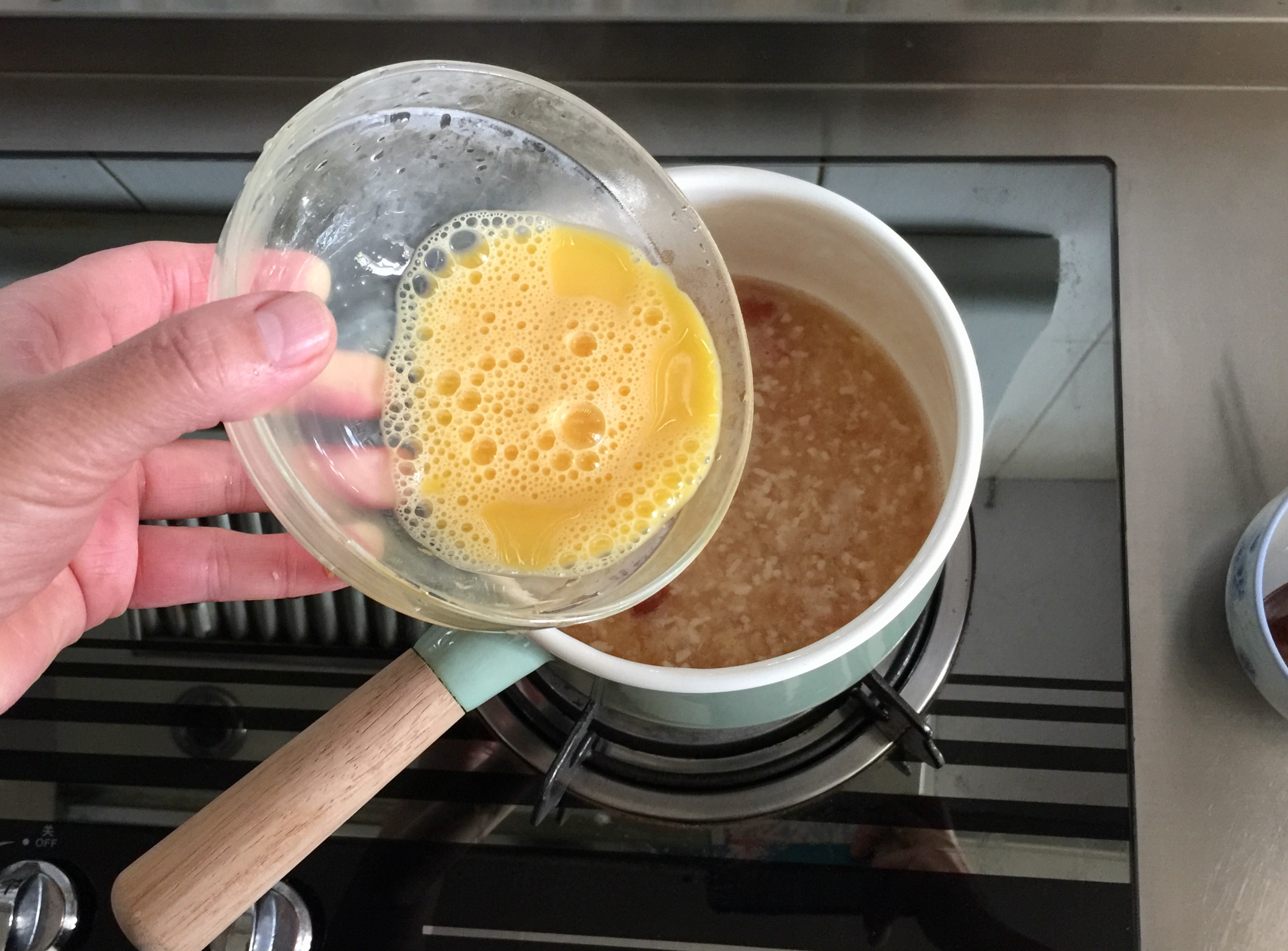 鲜榨柠檬梨汁热饮,榨一杯冰糖雪梨