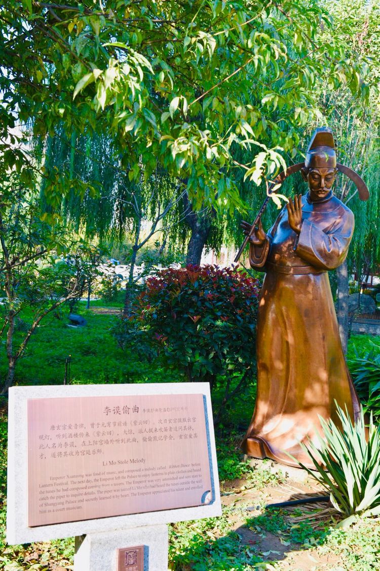 秋到上阳宫，黄叶蓝天高宫阙，皇帝都赞的美景，免费你都没去看？